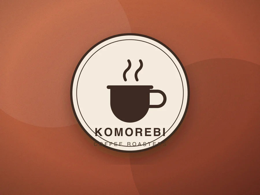 Vorher — Ein rundes Kaffee-Badge vom flachen Hintergrund gelöst — Wortmarke, Ring und Icon behalten im transparenten PNG saubere Kanten.