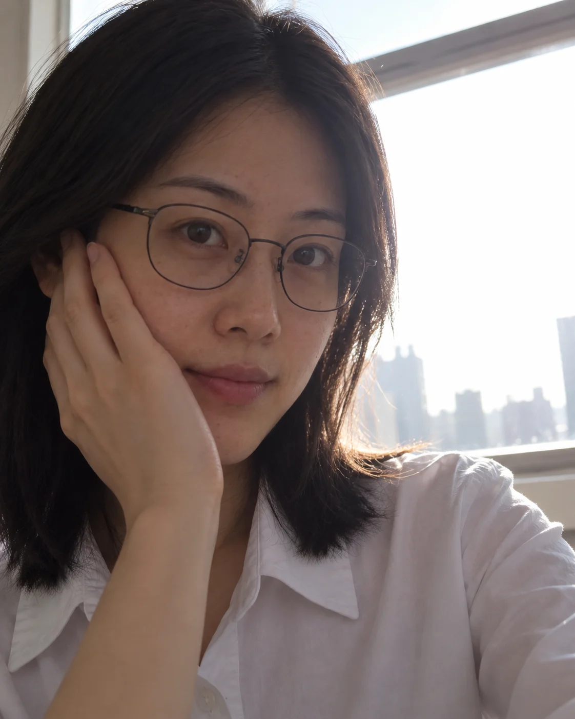 右侧:侧脸与遮挡的不适合示例(AI 生成示例)